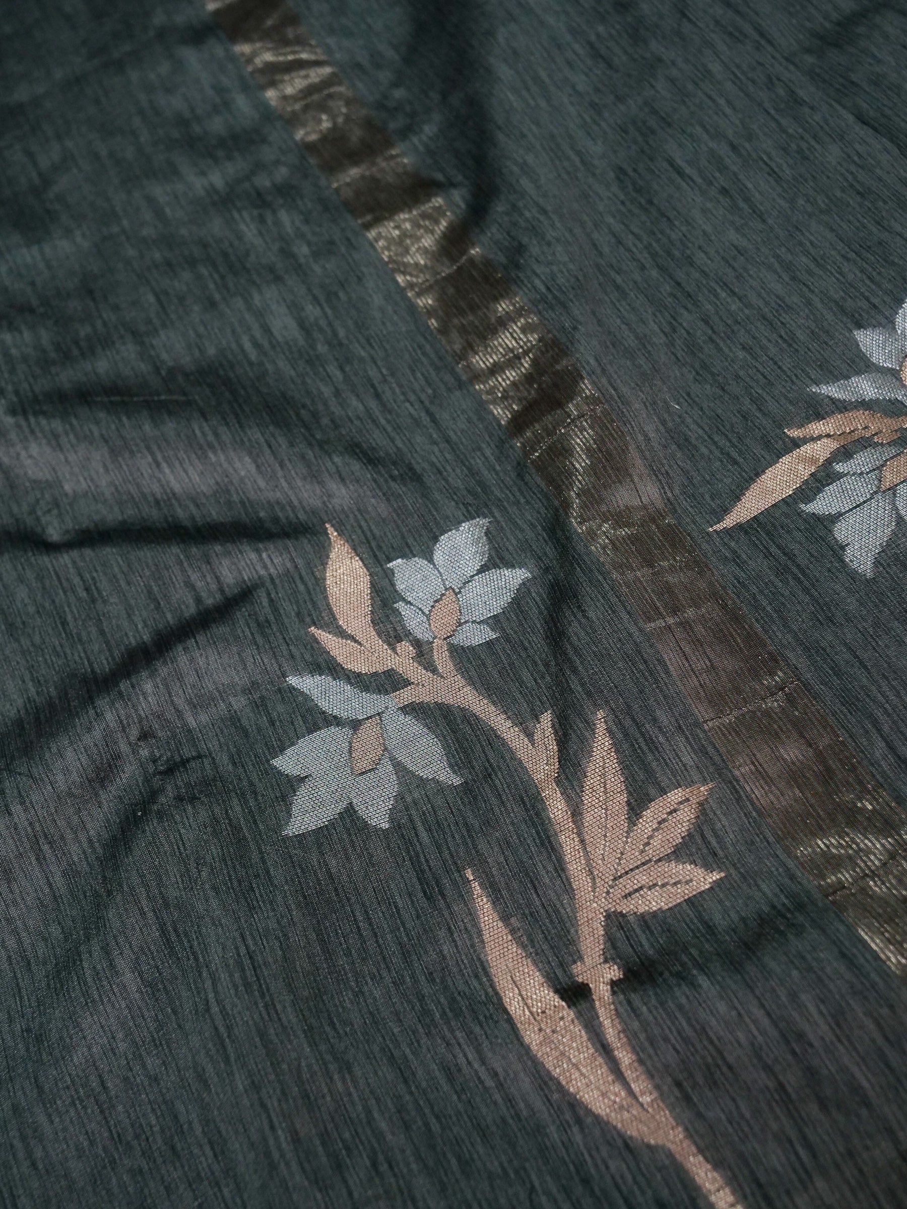 Banarasi tussar silk skurt Meena Buta border and banarasi pallu with jacquard Blouse