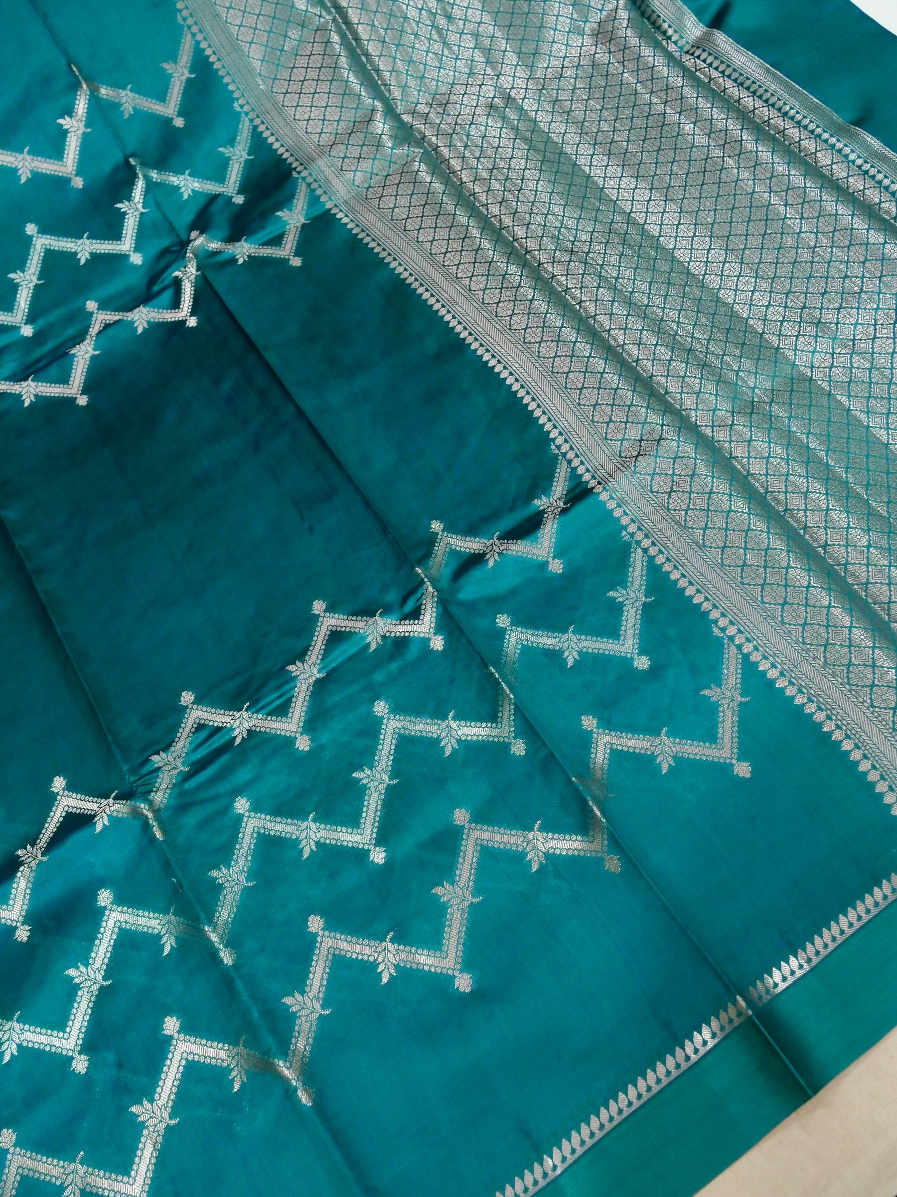 Banarasi Pure Mango Silk Allover Zari Zig Zag Design with Satan Patta Attached Blouse